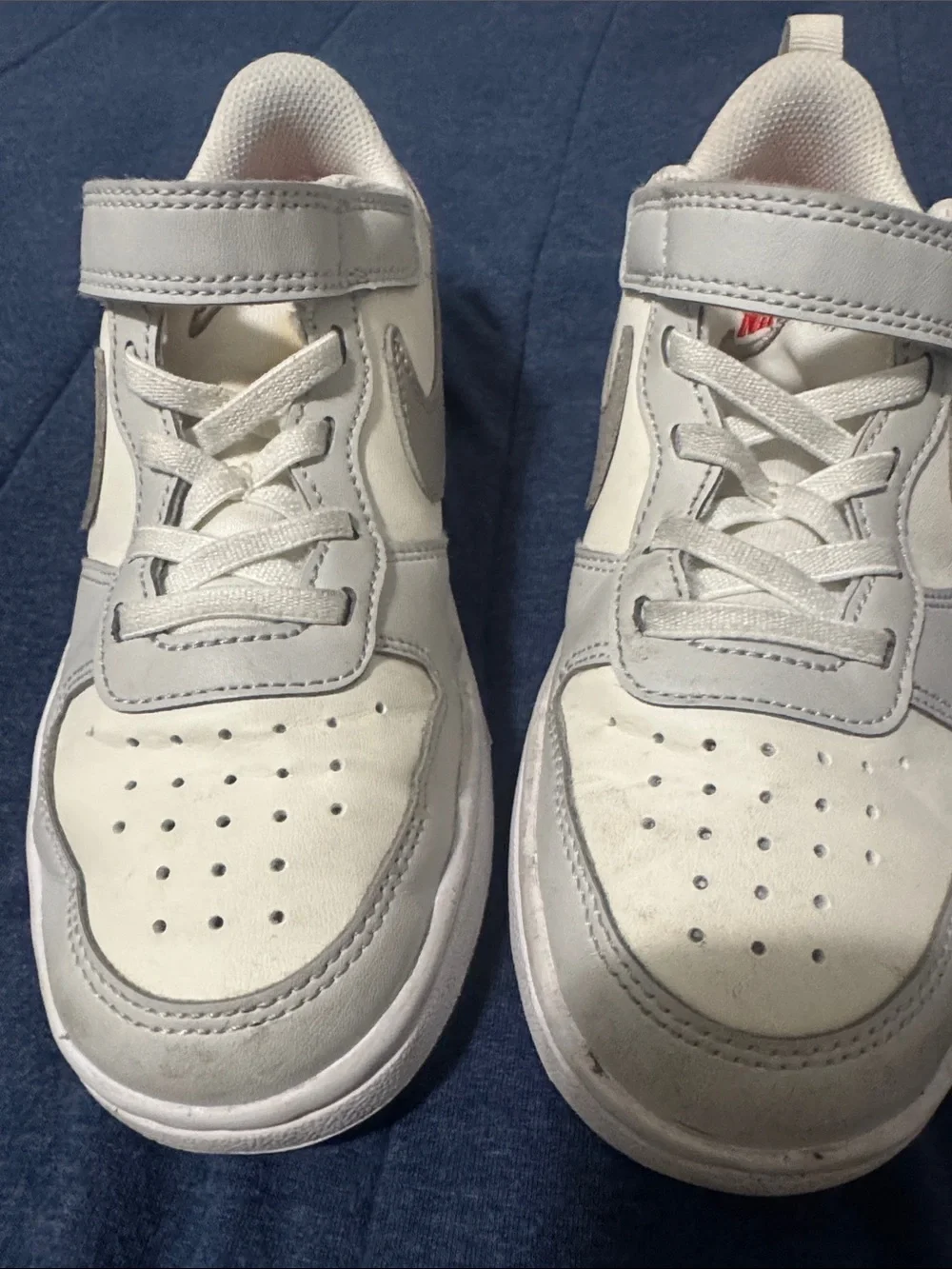 Nike Kids Low-Top Sneakers in Cream and Light Gray